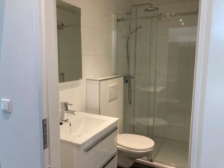 Moderne badkamer in Vakantiehuis Cube Elite 6, Biddinghuizen, Flevoland met inloopdouche en strak design.