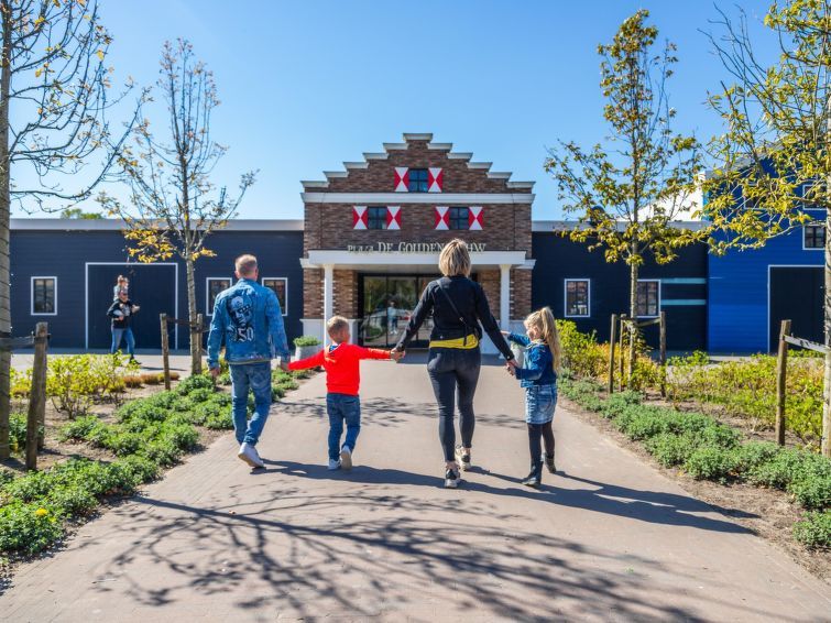Familie-uitje in de omgeving van Vakantiehuis Cube Elite 6, Biddinghuizen, Flevoland met bezoek aan lokale attracties.