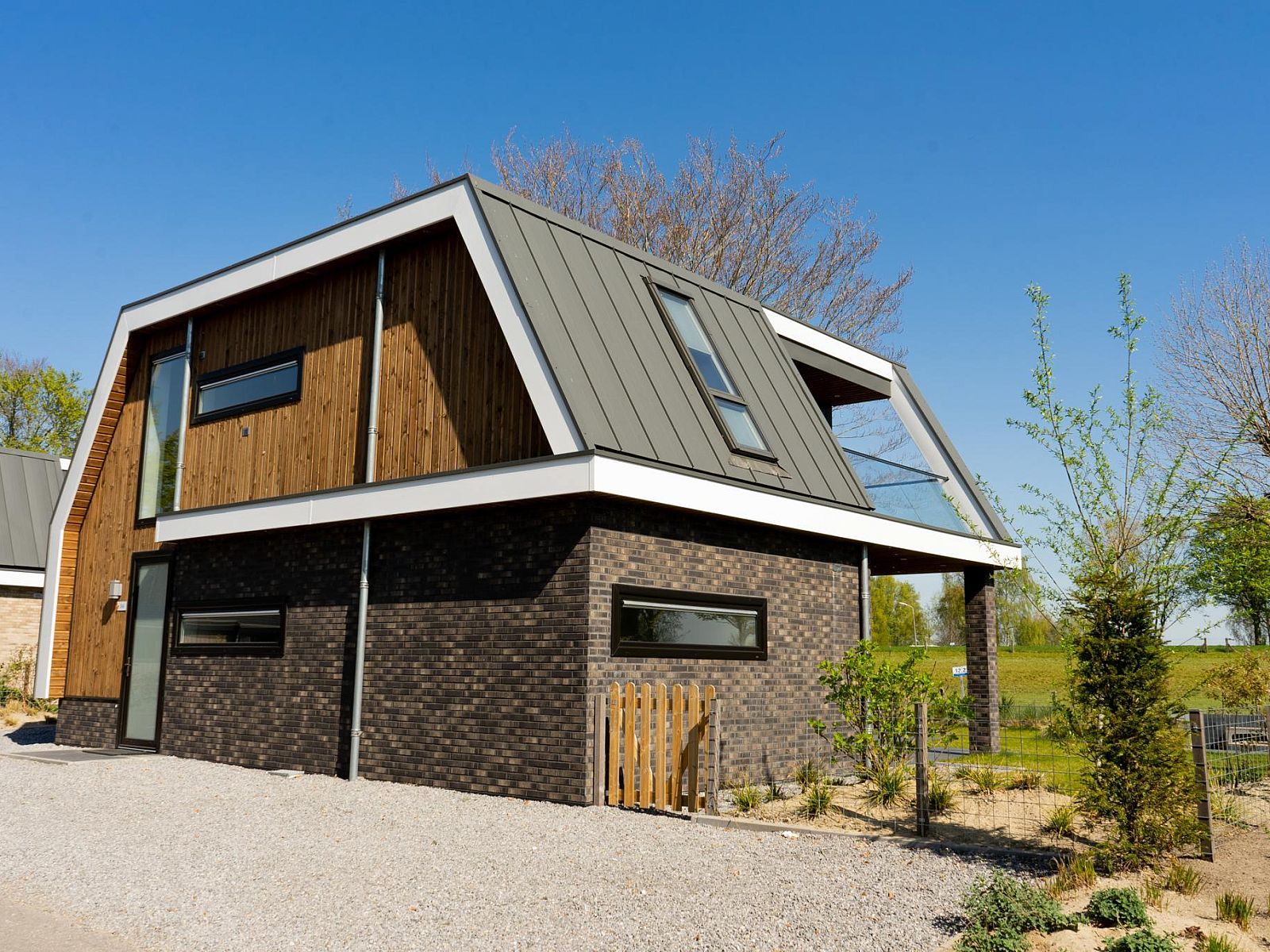 Dijkvilla Sauna 10, een modern vakantiehuis in Biddinghuizen, Flevoland, met prachtig uitzicht op de natuurlijke omgeving.