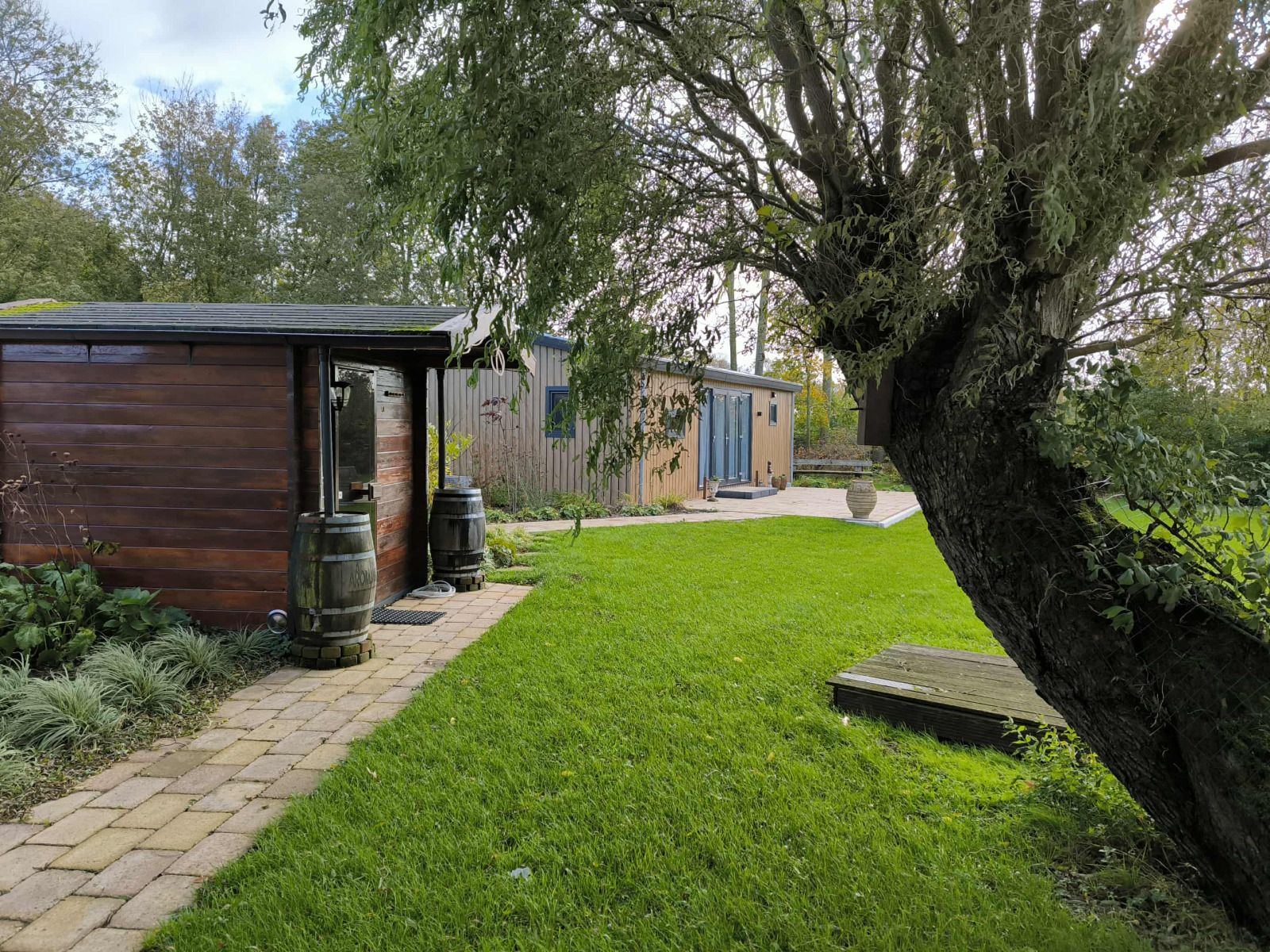 Ferienhaus FL088 in Kraggenburg, Flevoland mit gruenem Garten und Holzterrasse, ideal fuer Naturliebhaber.