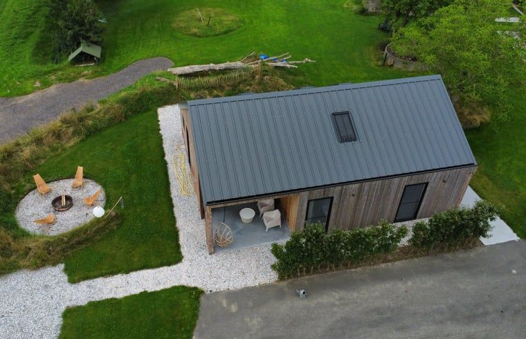 Luftaufnahme des Ferienhauses in Kraggenburg, Ost-Flevoland, mit moderner Veranda und gruener Umgebung.