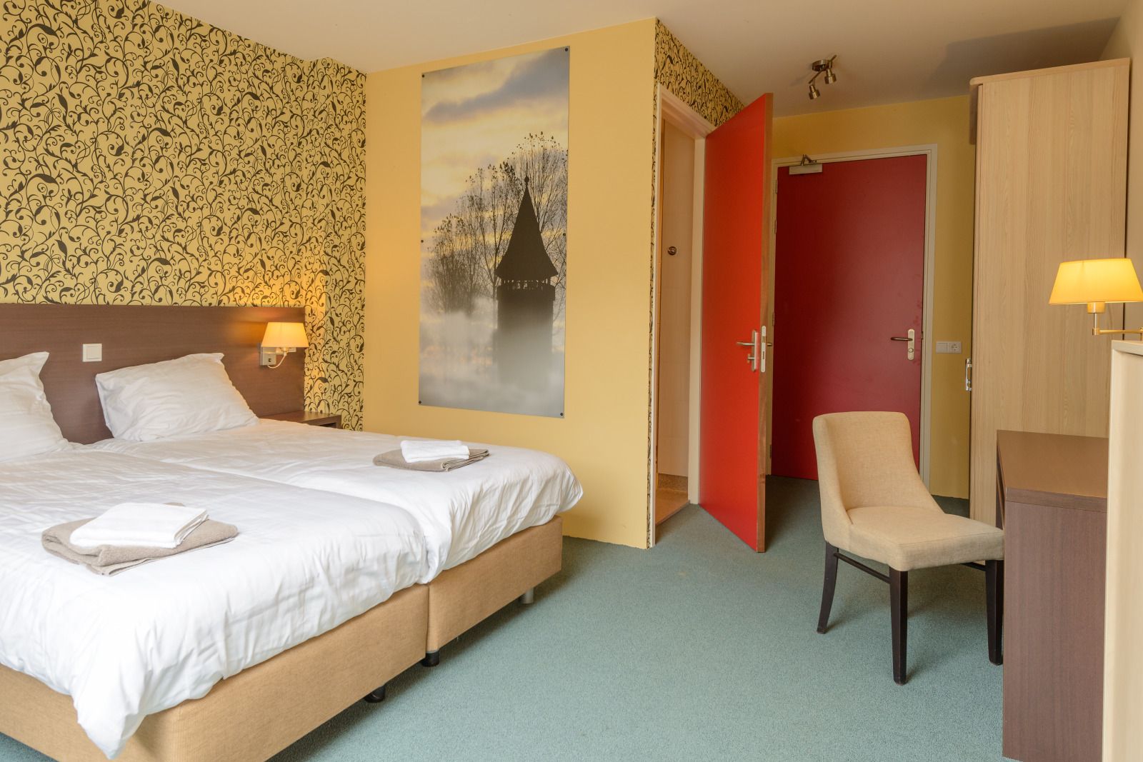 Komfortables Schlafzimmer im Ferienhaus OV150, Marknesse, mit heller Einrichtung.