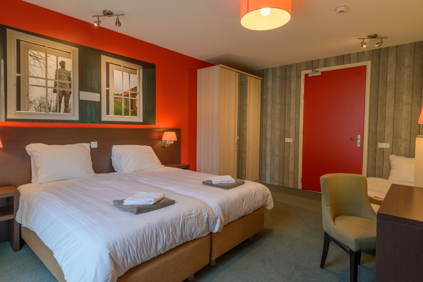 Schlafzimmer mit Dachfenster im Ferienhaus OV150, Marknesse, fuer ein grosszuegiges Raumgefuehl.