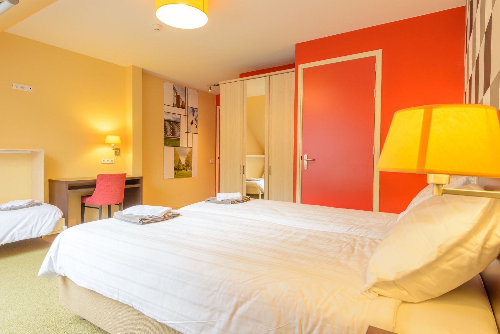 Geraeumiges Schlafzimmer im Ferienhaus OV150, Marknesse, mit mehreren Betten.