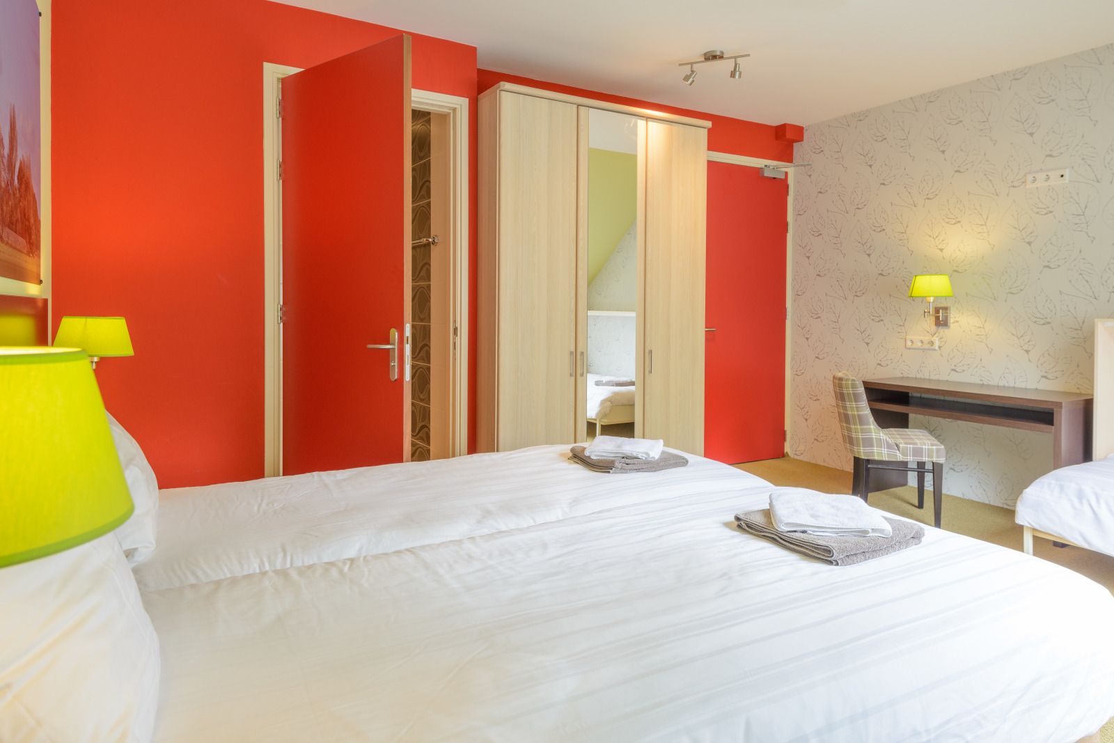 Stimmungsvolle Wandleuchte im Ferienhaus OV150, Marknesse, mit moderner Tapete.