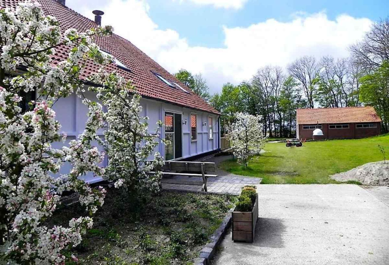 Gemuetliches Zimmer im Ferienhaus OV150, Marknesse, mit farbenfroher Einrichtung.