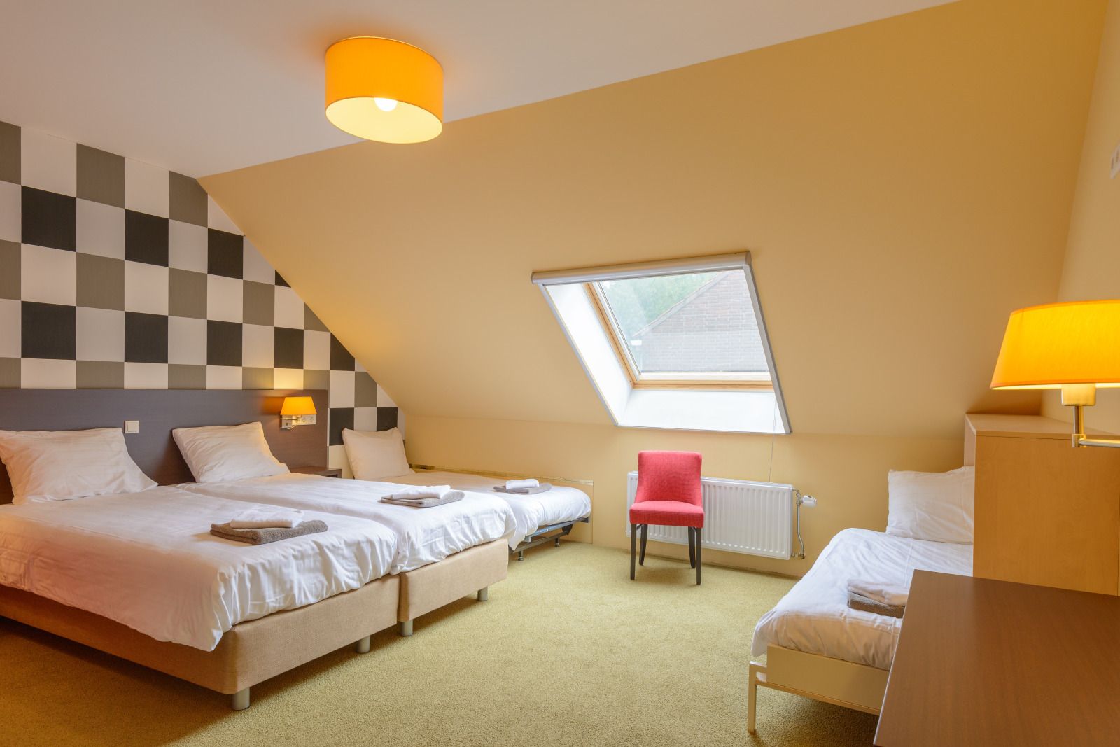 Elegantes Schlafzimmer im Ferienhaus OV150, Marknesse, mit Kunst an der Wand.