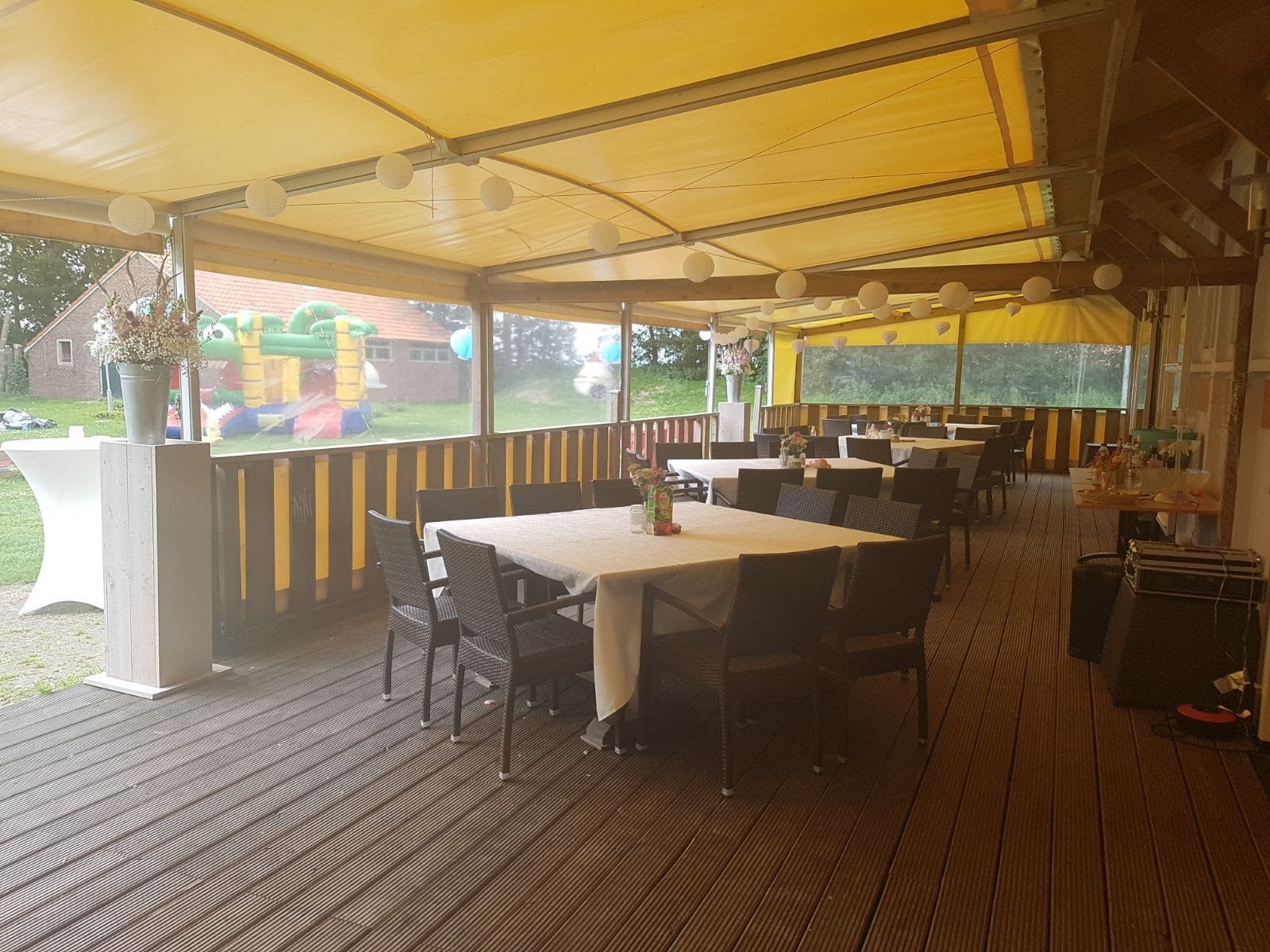 Aussenbereich des Ferienhauses OV150 in Marknesse, mit grosser Veranda.