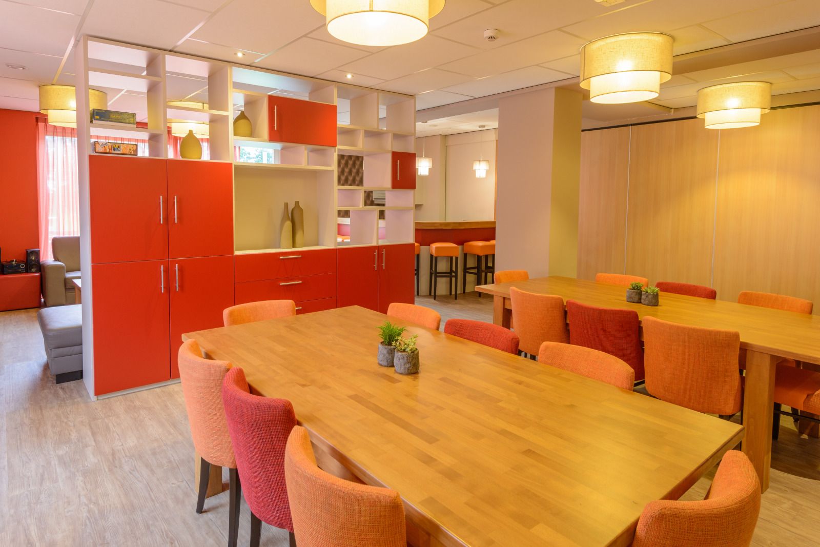 Gemuetliches Wohnzimmer im Ferienhaus OV150, Marknesse, mit bequemen Sofas.