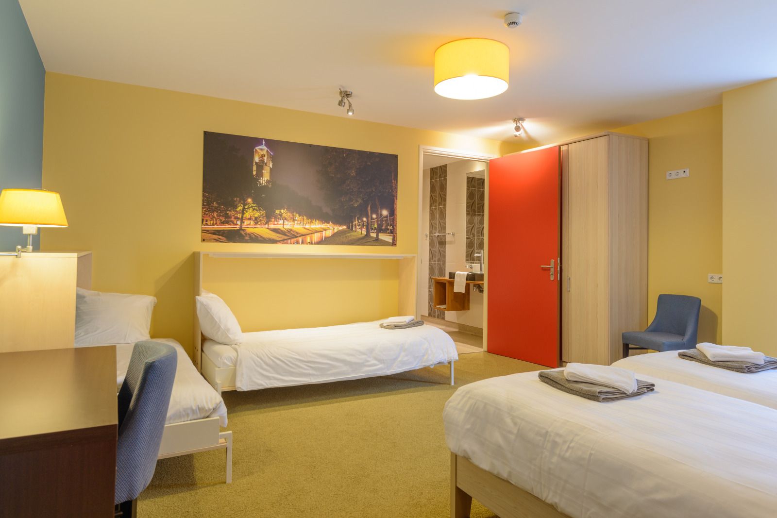 Geraeumiges Familienzimmer im Ferienhaus OV150, Marknesse, mit bequemen Betten.