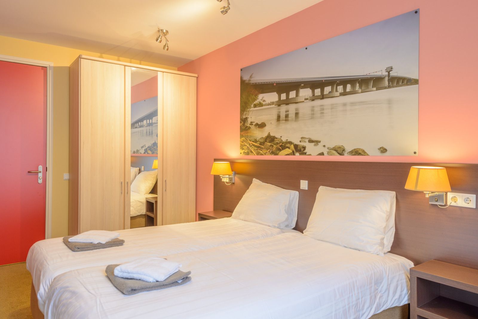 Gemuetliches Zimmer im Ferienhaus OV150, Marknesse, mit warmen Farben.