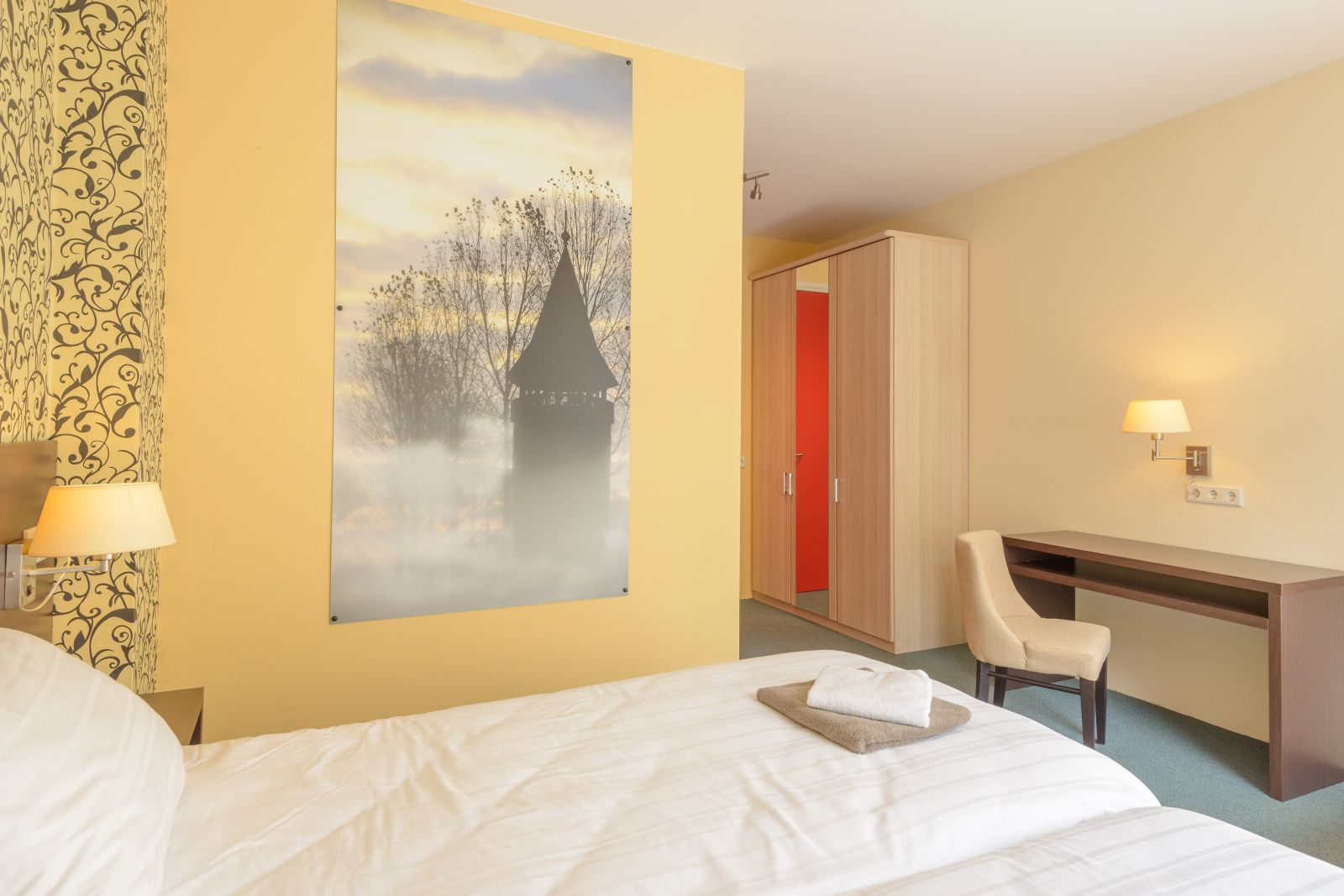 Helles Dachgeschosszimmer im Ferienhaus OV150, Marknesse, mit Dachfenster und Aussicht.