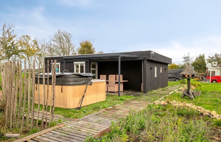 Cottage in Dronten by evening, atmospheric exterior in Eastern Flevoland, ideal for a relaxing stay in Flevoland.