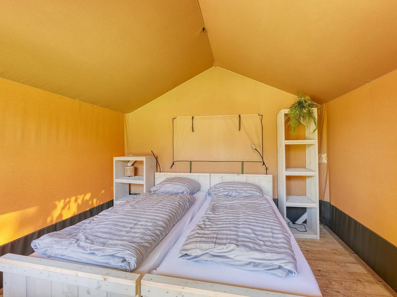 Guest house 2202154 - Holiday property Zuidelijk Flevoland - Vakantiehuis De Glamping - Villa met slaaplodge & wellness