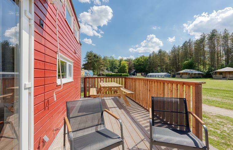 Veranda des Ferienhauses in Zeewolde mit Blick auf die gruene Umgebung, ideal fuer Entspannung in Sued-Flevoland.