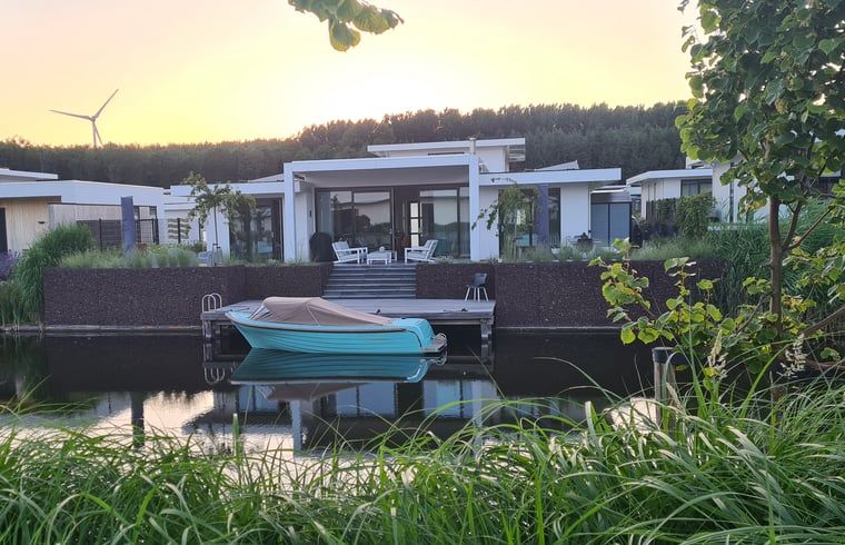 Ferienhaus in Zeewolde mit modernem Aussenbereich direkt am Wasser in Sued-Flevoland.
