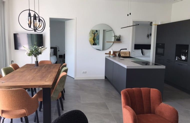 Stilvolle Einrichtung des Ferienhauses in Zeewolde mit moderner Kueche und Essbereich.