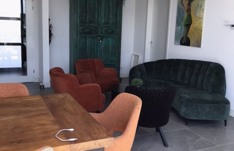 Gemuetliche Sitzecke im Ferienhaus in Zeewolde, Sued-Flevoland.