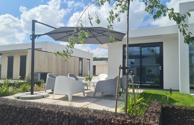 Sonnige Terrasse am Ferienhaus in Zeewolde mit bequemen Sitzgelegenheiten in Flevoland.