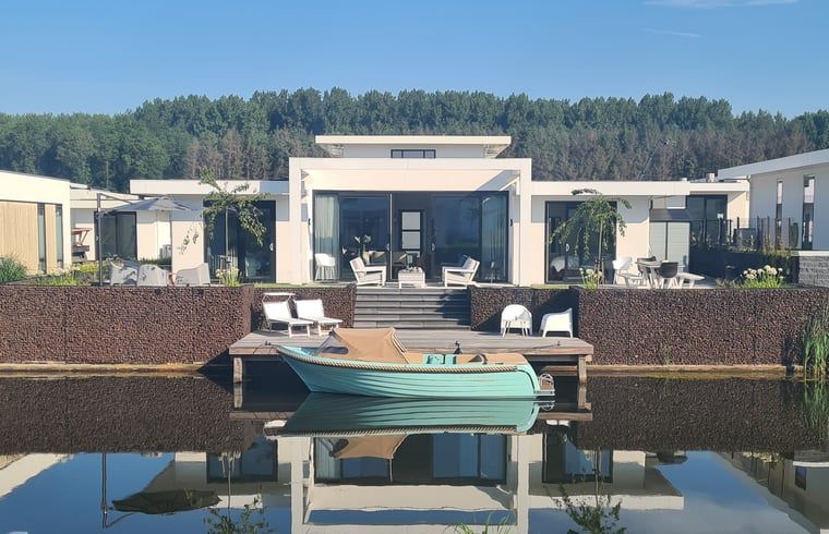 Schoene Aussicht auf das Wasser vom Ferienhaus in Zeewolde, Sued-Flevoland.