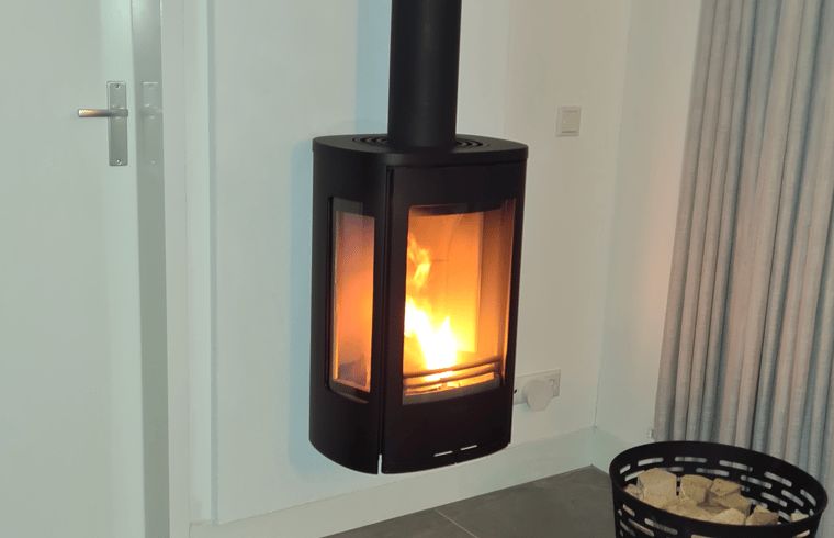 Gemuetlicher Kamin im Ferienhaus in Zeewolde fuer eine warme Atmosphaere.