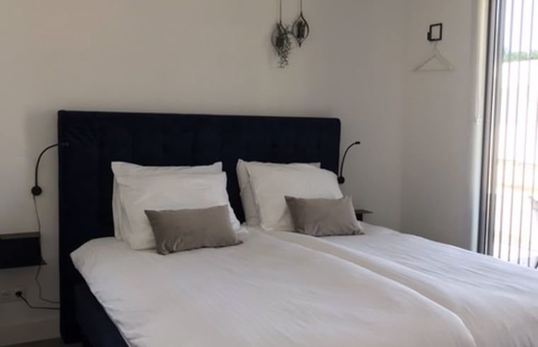 Gemuetliches Schlafzimmer im Ferienhaus in Zeewolde mit Doppelbett.