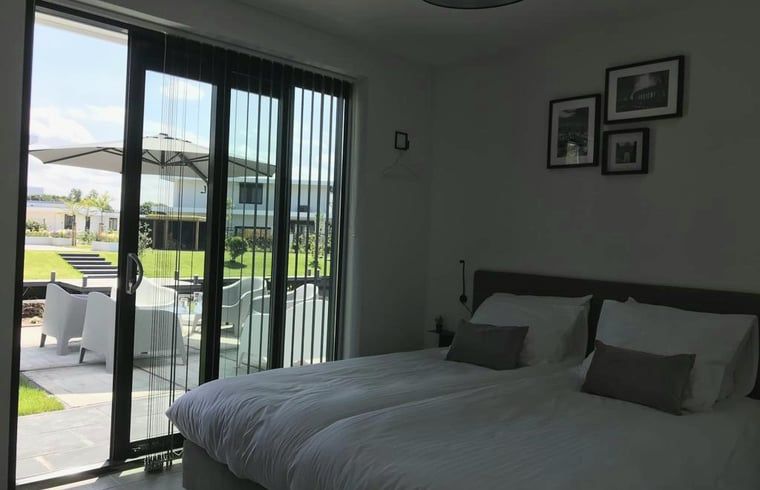 Schlafzimmer mit Gartenblick im Ferienhaus in Zeewolde, Flevoland.
