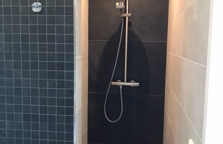 Stilvolle Dusche im Ferienhaus in Zeewolde, Sued-Flevoland.