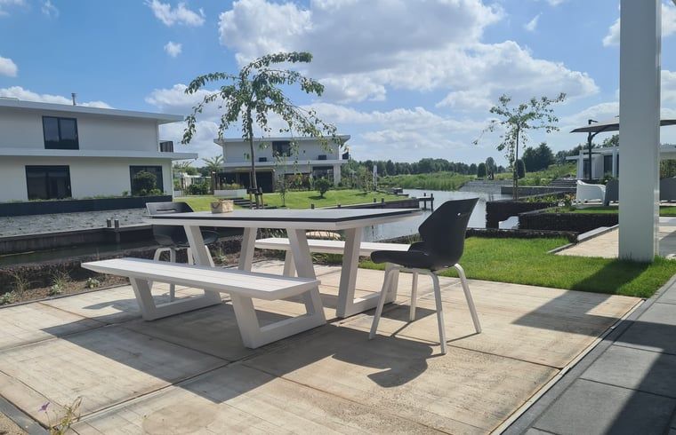 Essbereich im Freien mit herrlicher Aussicht im Ferienhaus in Zeewolde, Flevoland.