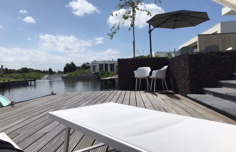 Entspannen Sie sich am Wasser auf der Terrasse des Ferienhauses in Zeewolde.