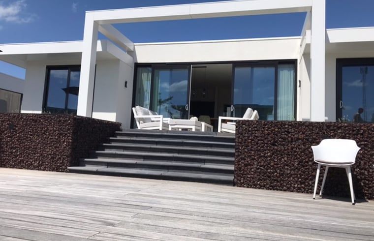 Stilvoller Eingang zum Ferienhaus in Zeewolde, Sued-Flevoland.