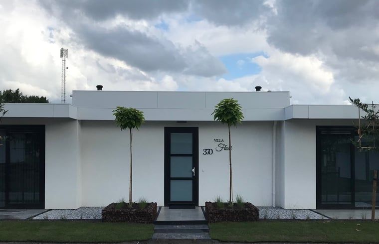 Moderne Fassade eines Ferienhauses in Zeewolde mit schlichter Architektur.