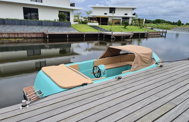 Luxusboot vor dem Ferienhaus in Zeewolde, Sued-Flevoland.