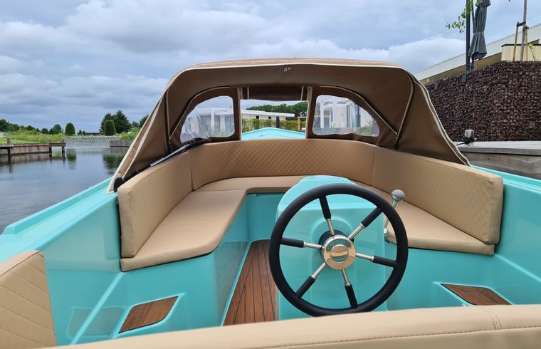 Das Innere des Bootes im Ferienhaus in Zeewolde, perfekt fuer einen Ausflug.