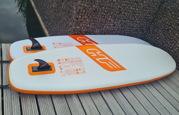 Surfbretter bereit fuer das Abenteuer im Ferienhaus in Zeewolde, Flevoland.