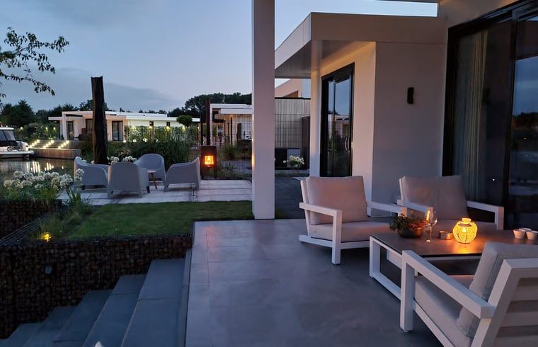 Stimmungsvolle Abendterrasse im Ferienhaus in Zeewolde bei Kerzenlicht.