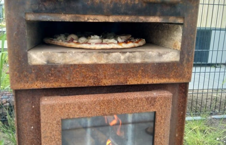 Authentischer Pizzaofen im Ferienhaus in Zeewolde fuer leckere Mahlzeiten.