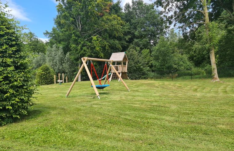 Spielplatz in der gruenen Umgebung des Ferienhauses in Zeewolde, Sued-Flevoland.