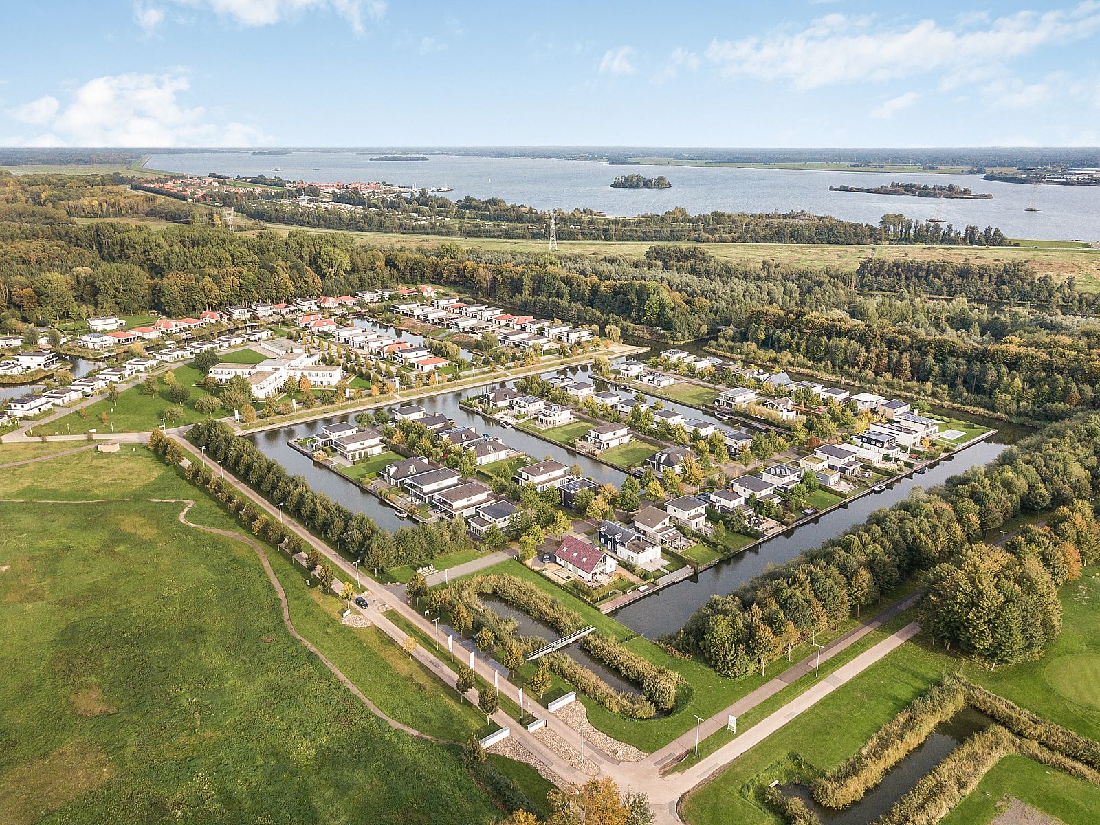 Luftaufnahme eines freistehenden Hauses in Zeewolde, umgeben von Natur und Wasser in Sd-Flevoland, ideales Ferienhaus in Flevoland.