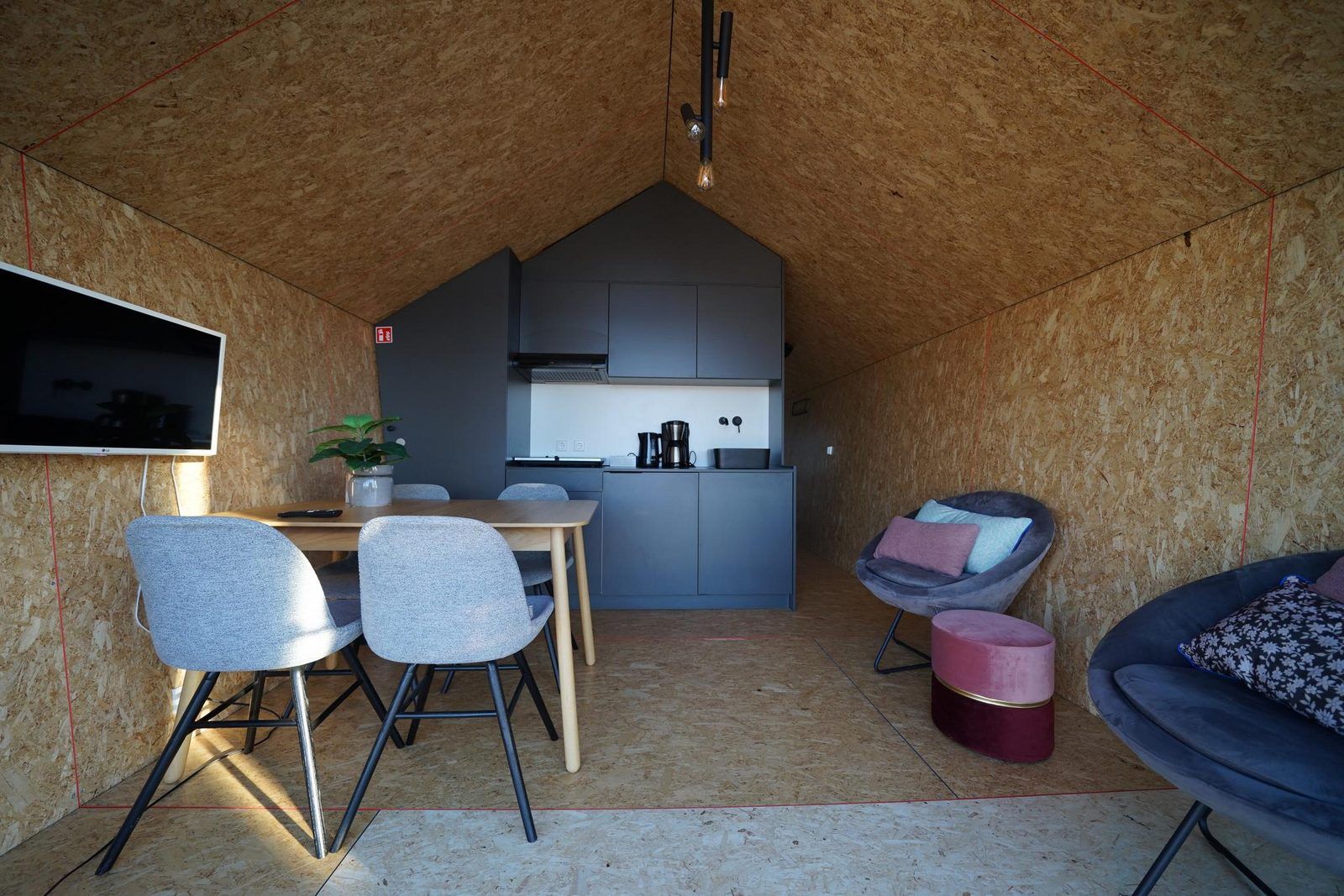 Gemuetlicher Innenraum des Solo Retreat in Almere, Sued-Flevoland, Flevoland mit bequemen Sitzgelegenheiten.