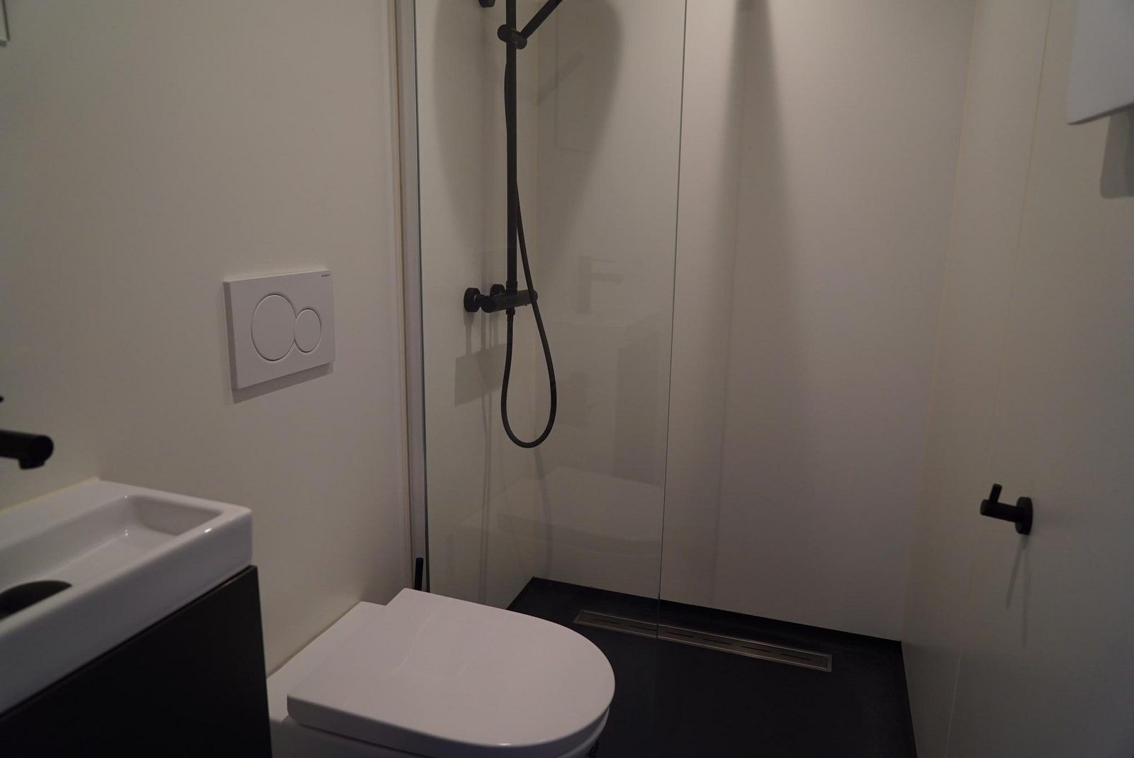 Modernes Badezimmer in Solo Retreat, einem Ferienhaus in Almere, Sued-Flevoland, Flevoland.