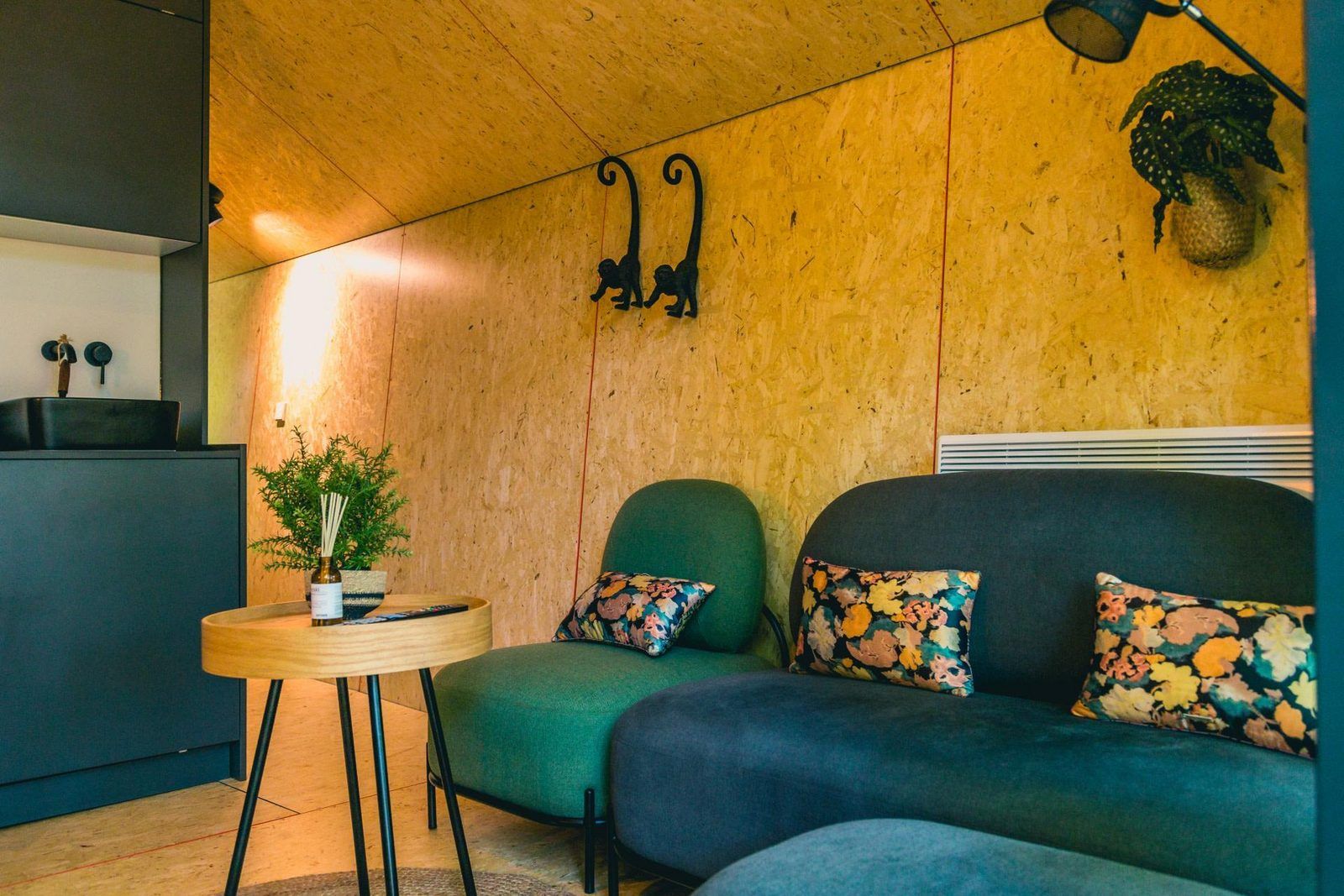 Stilvolles Wohnzimmer von Solo Retreat, einem Ferienhaus in Almere, Sued-Flevoland, Flevoland mit farbenfroher Dekoration.