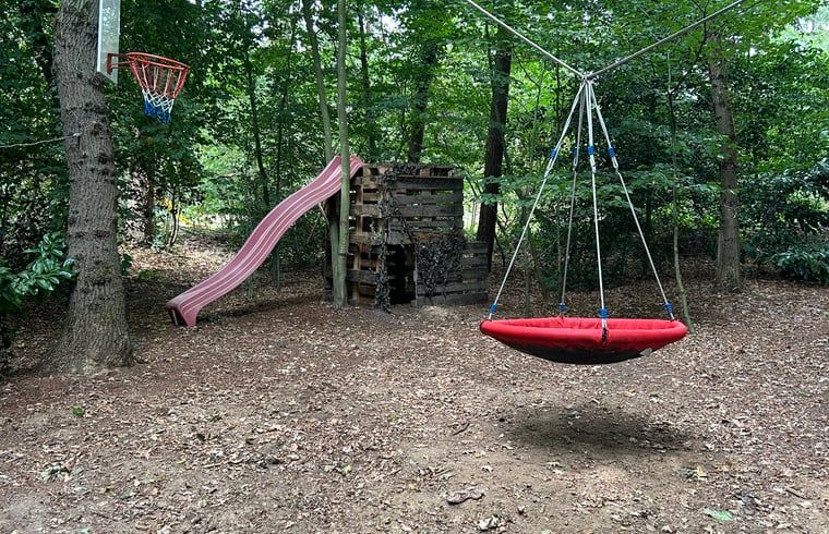 Spielplatz mit Schaukel im Ferienhaus in Oudemirdum, Friesische Waelder.