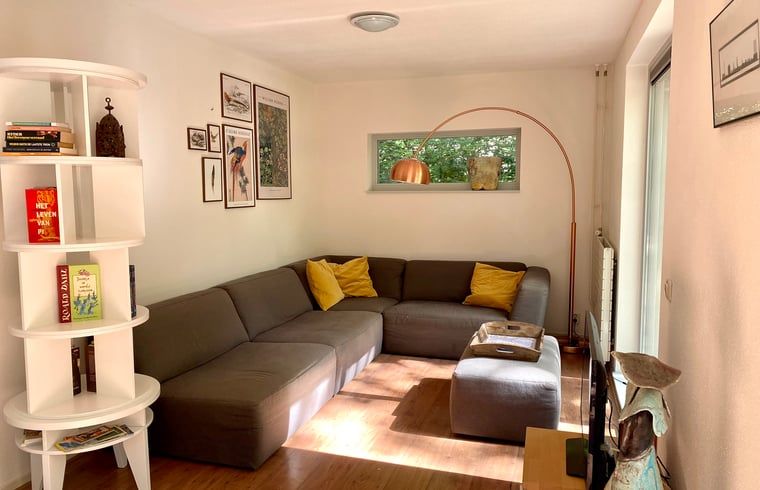 Comfortabele zithoek in Huisje in Oudemirdum, vakantiehuis in Friese bossen, Friesland met boekenplank.