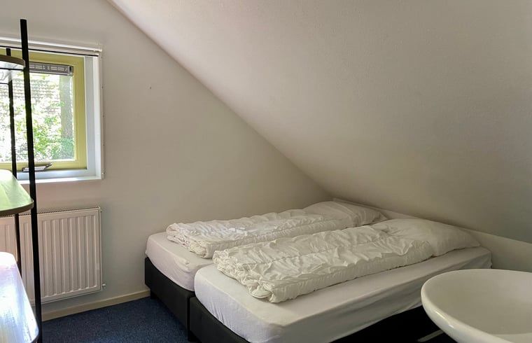 Knusse slaapkamer met twee bedden in Huisje in Oudemirdum, vakantiehuis in Friese bossen, Friesland.
