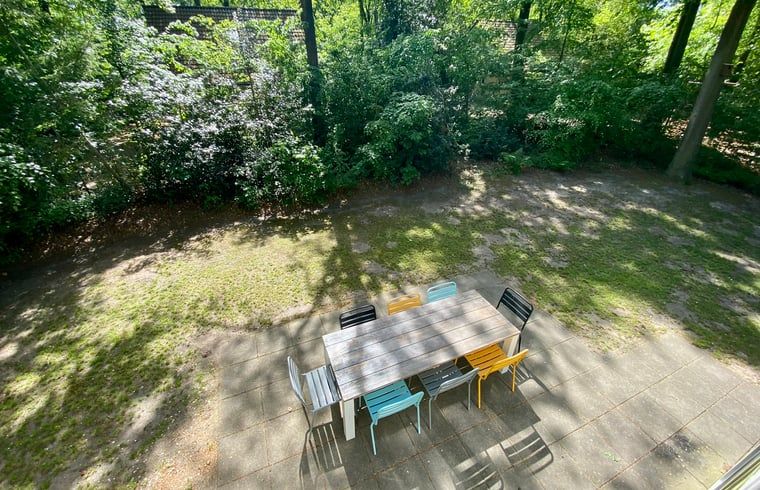 Buitenruimte met eettafel in Huisje in Oudemirdum, vakantiehuis in Friese bossen, Friesland.