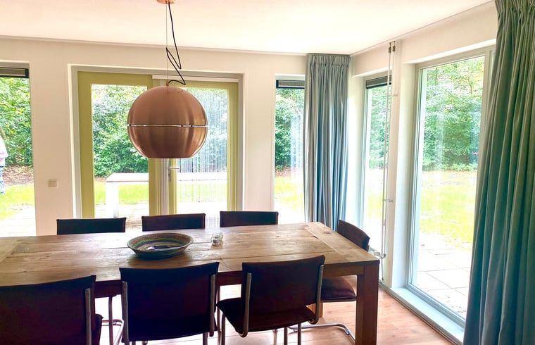 Eethoek met grote ramen in Huisje in Oudemirdum, vakantiehuis in Friese bossen, Friesland.