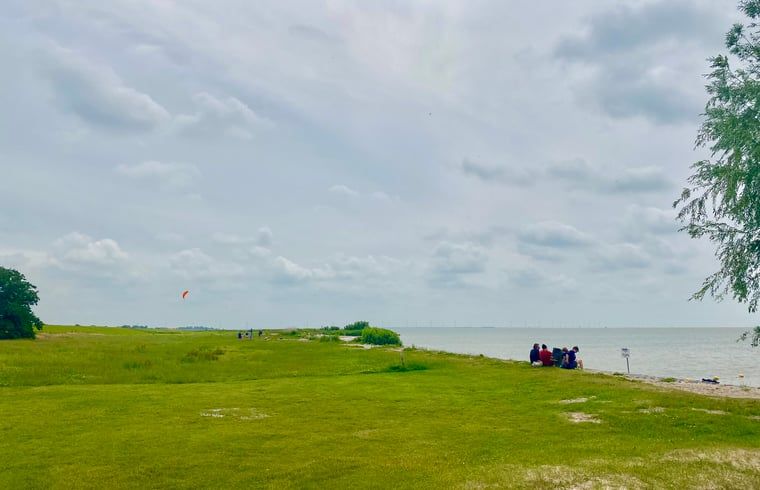 Uitzicht op nabijgelegen meer vanuit Huisje in Oudemirdum, vakantiehuis in Friese bossen, Friesland.