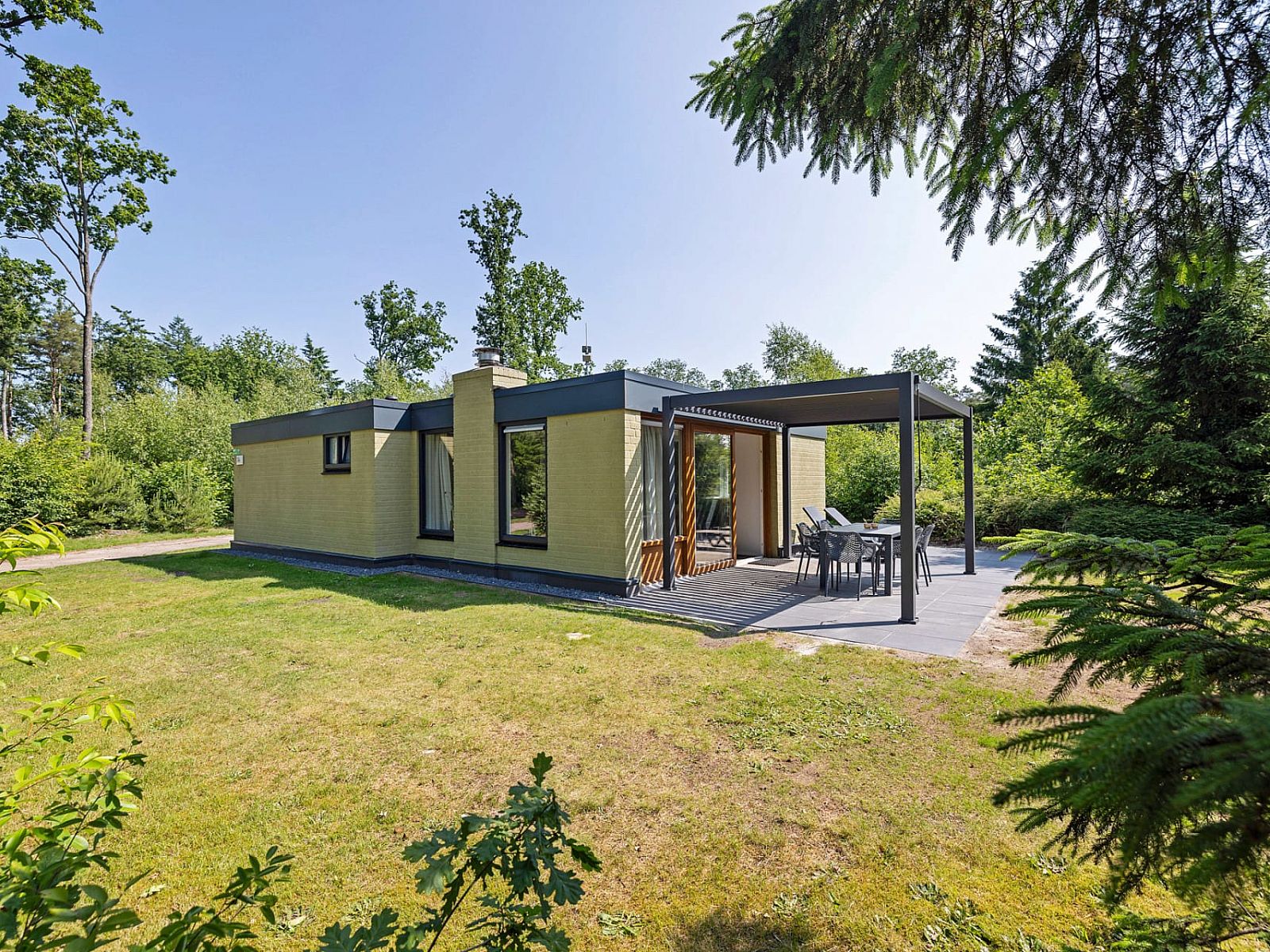 Aangepaste bungalow de Dobbe in Appelscha biedt een serene vakantiehuiservaring te midden van de Friese bossen met zonnig terras.