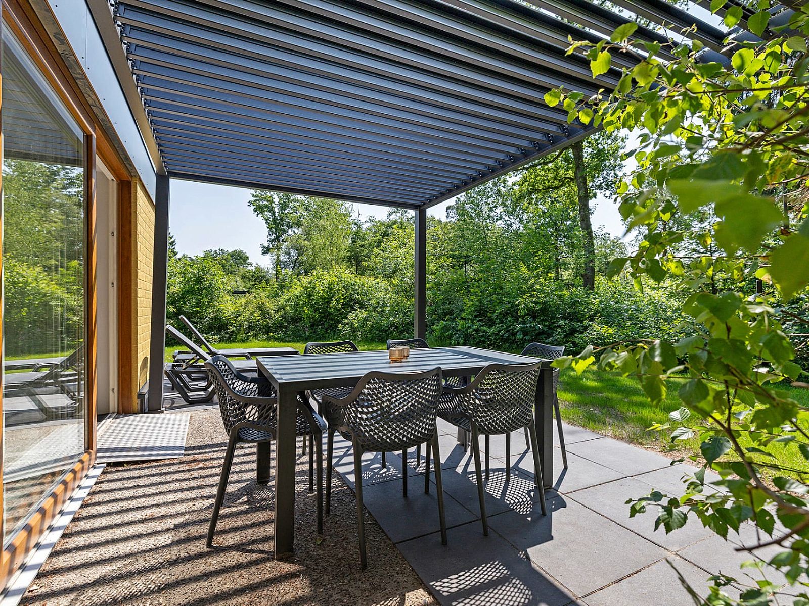 Geniet van het terras van Aangepaste bungalow de Dobbe in Appelscha, omringd door de Friese bossen in Friesland.